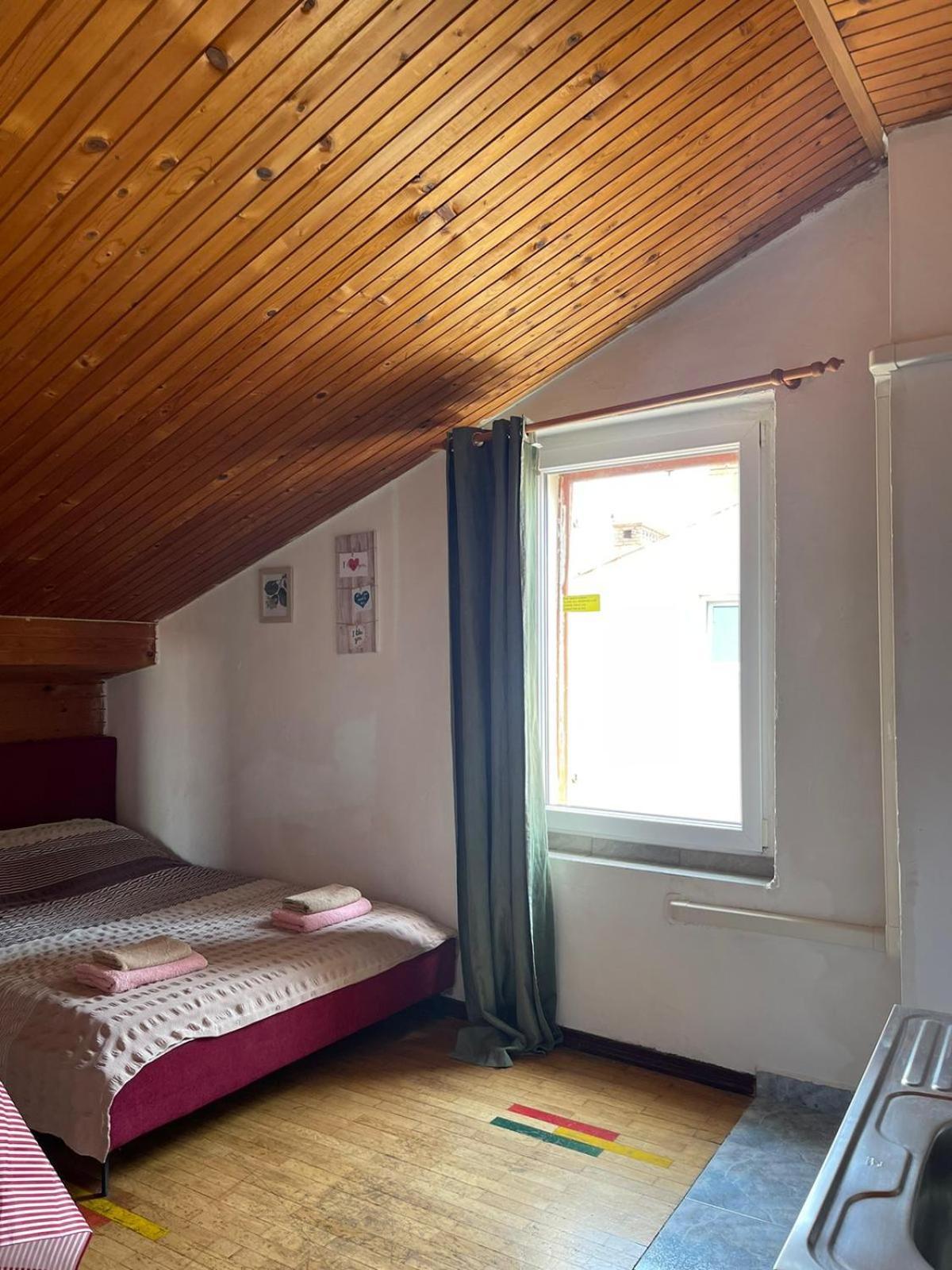 Roman Arch- Low Budget Doublebed Room In Top Center 普拉 外观 照片