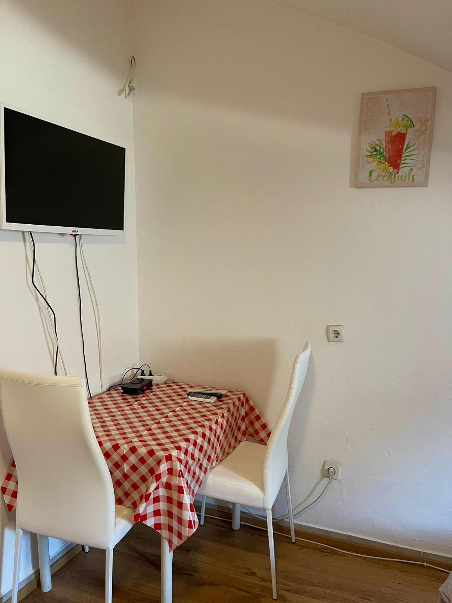 Roman Arch- Low Budget Doublebed Room In Top Center 普拉 外观 照片
