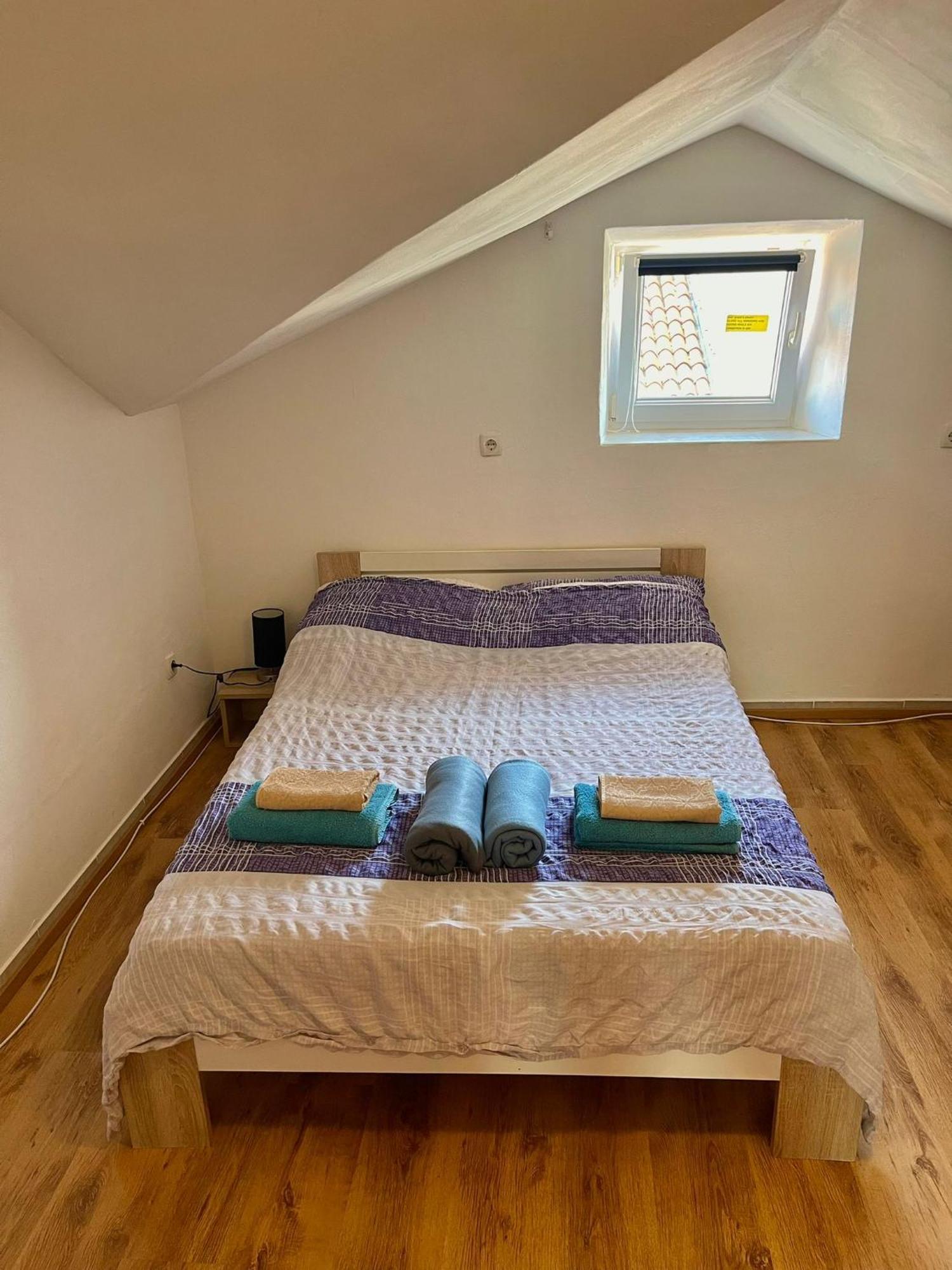 Roman Arch- Low Budget Doublebed Room In Top Center 普拉 外观 照片