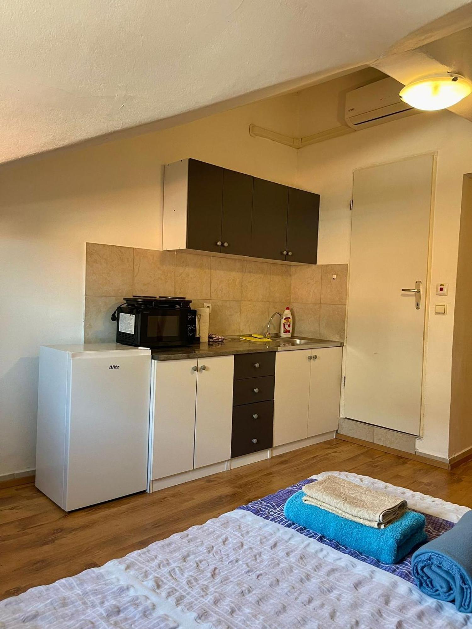 Roman Arch- Low Budget Doublebed Room In Top Center 普拉 外观 照片